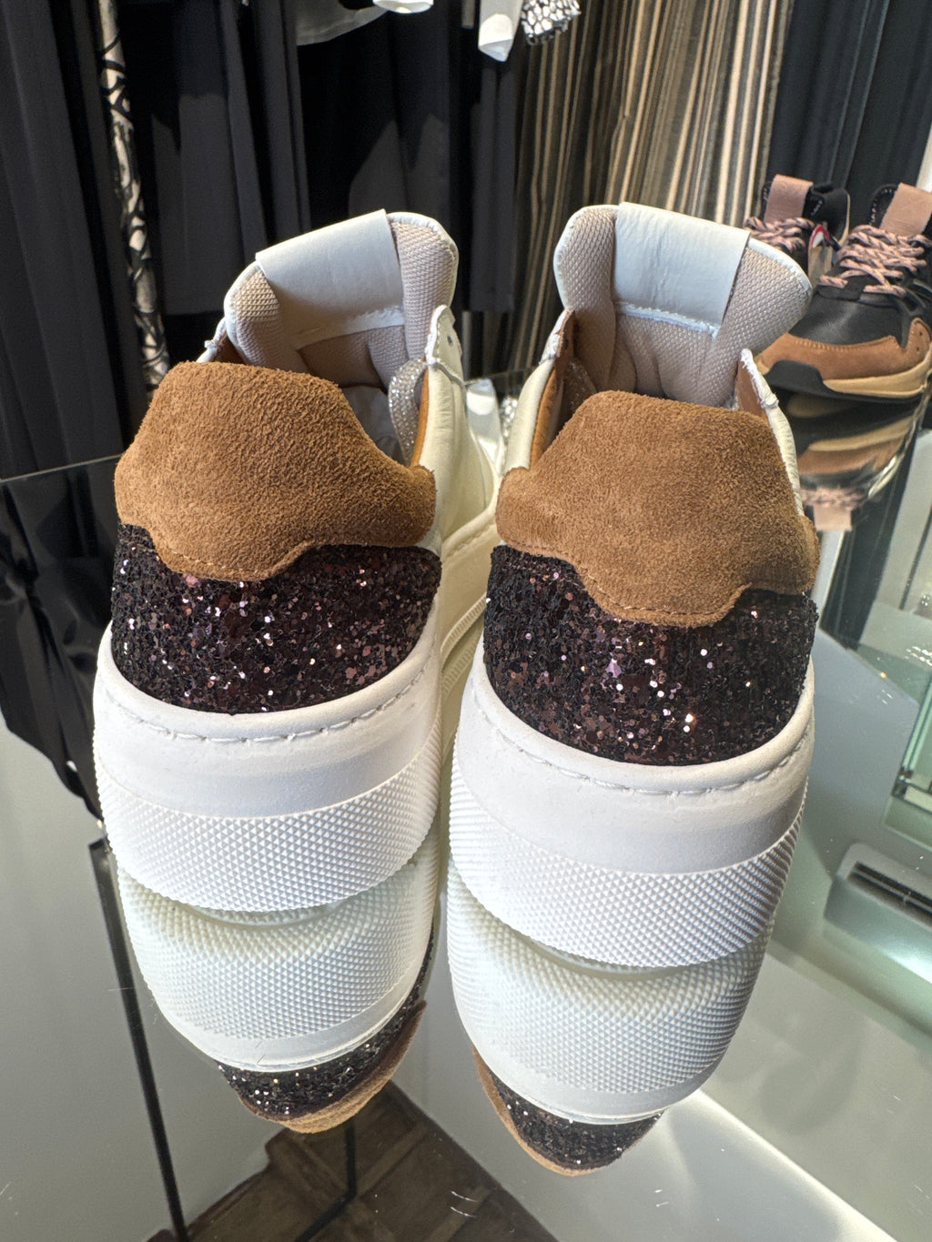 Sneakers in pelle con inserto in camoscio e glitter