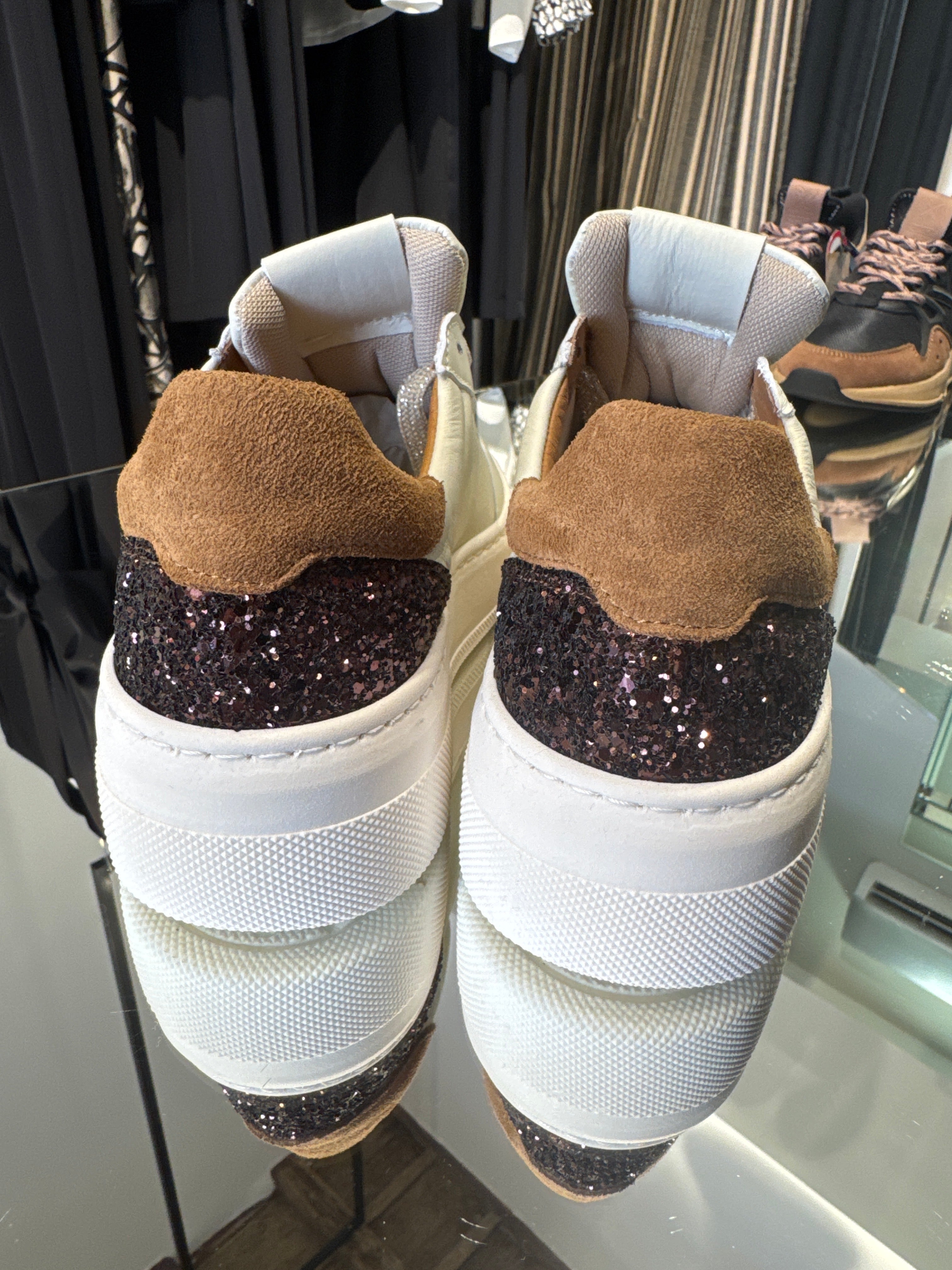 Sneakers in pelle con inserto in camoscio e glitter