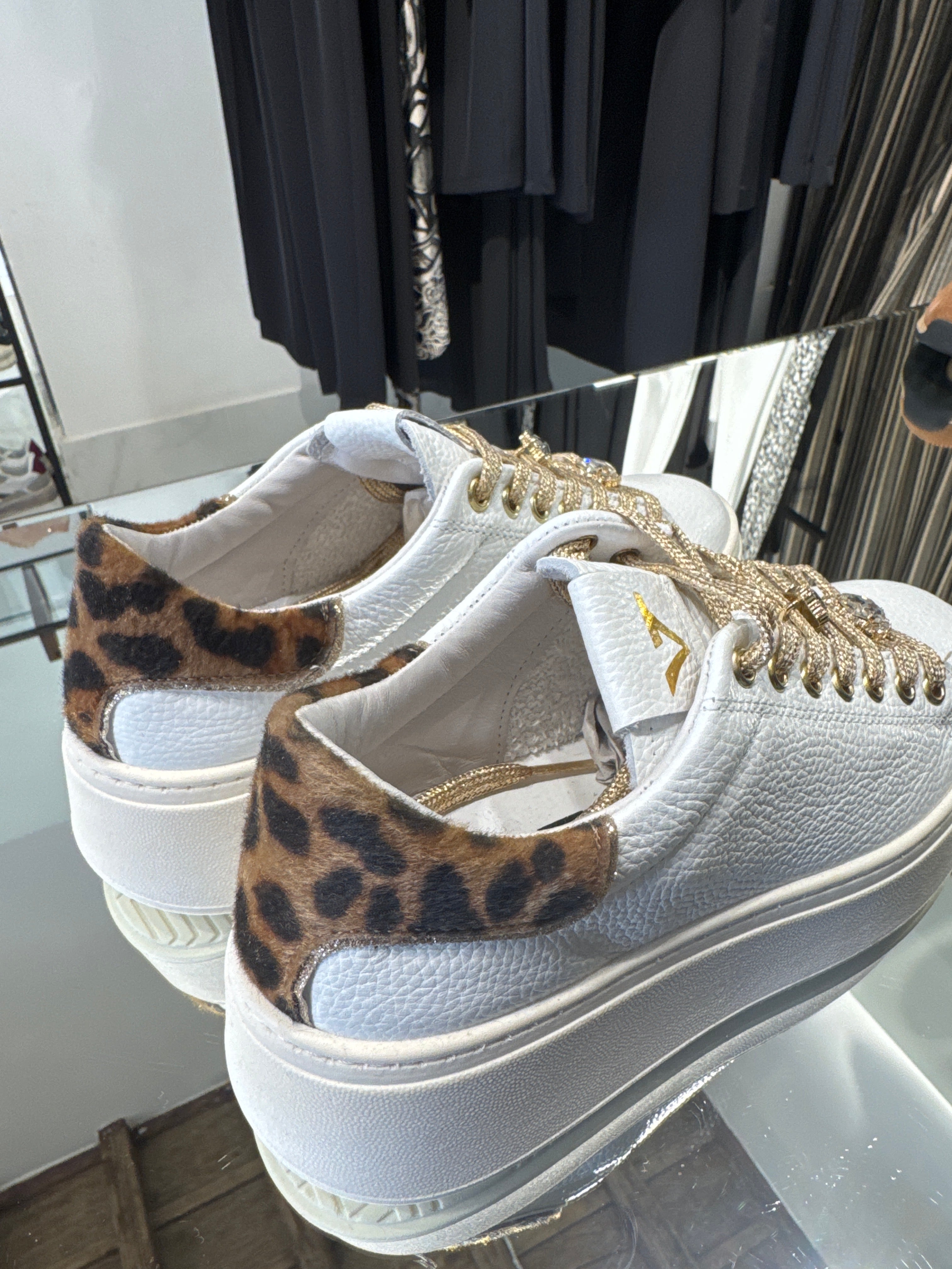 Sneakers in pelle bianca con inserto in cavallino