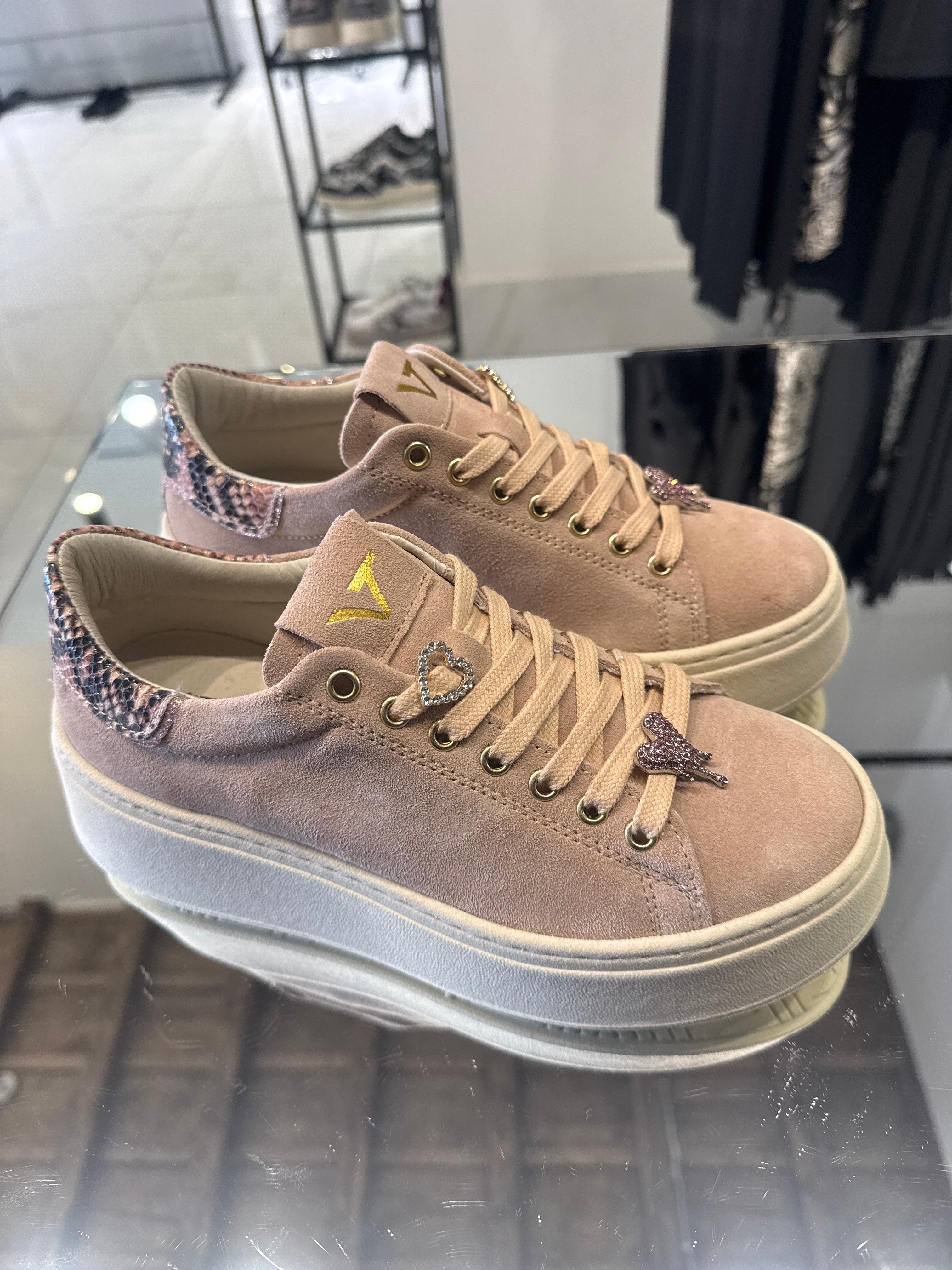 Sneakers in pelle scamosciata, color rosa , con charme cuore ￼