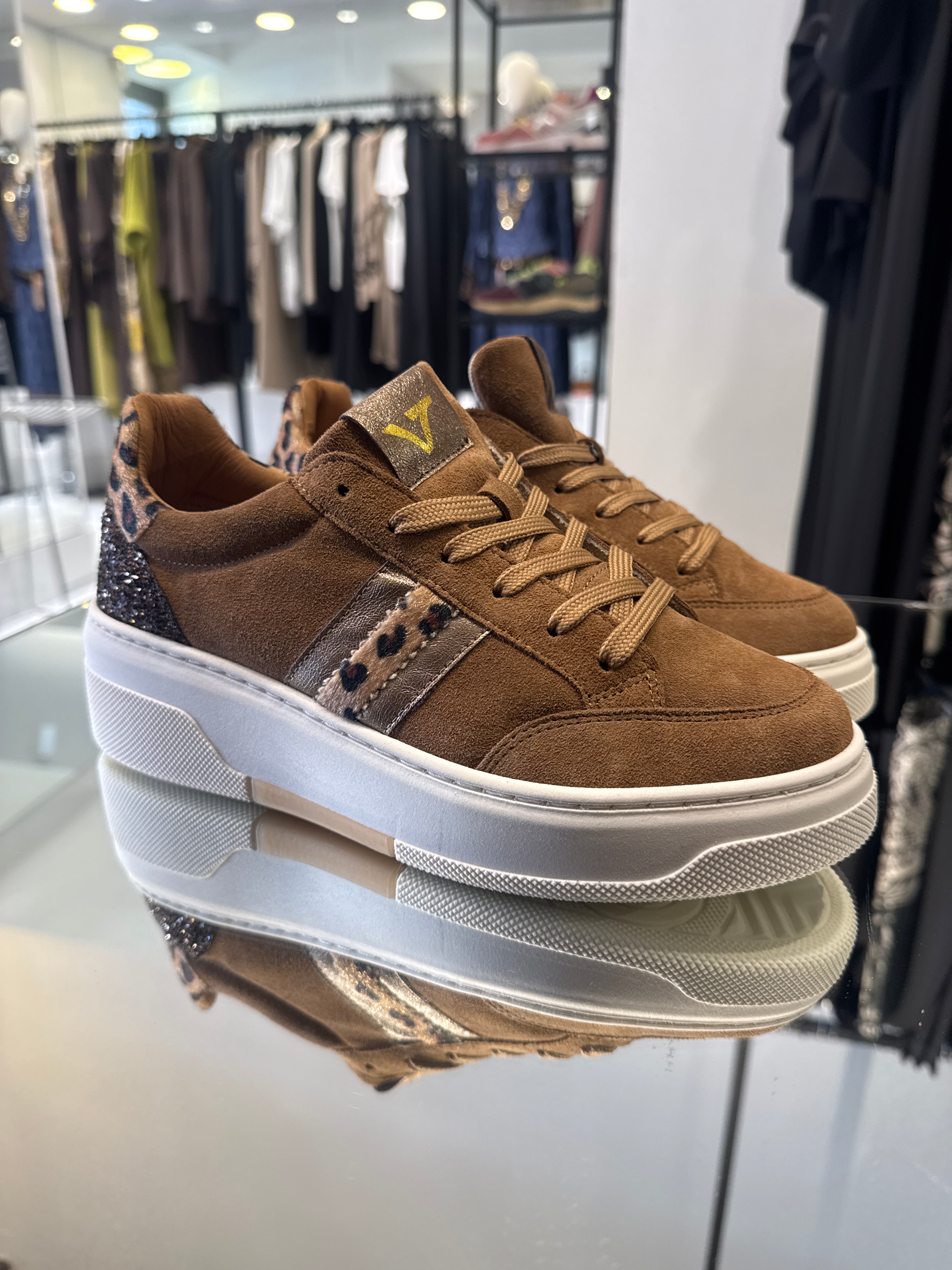Sneakers in pelle scamosciata con inserto in cavallino