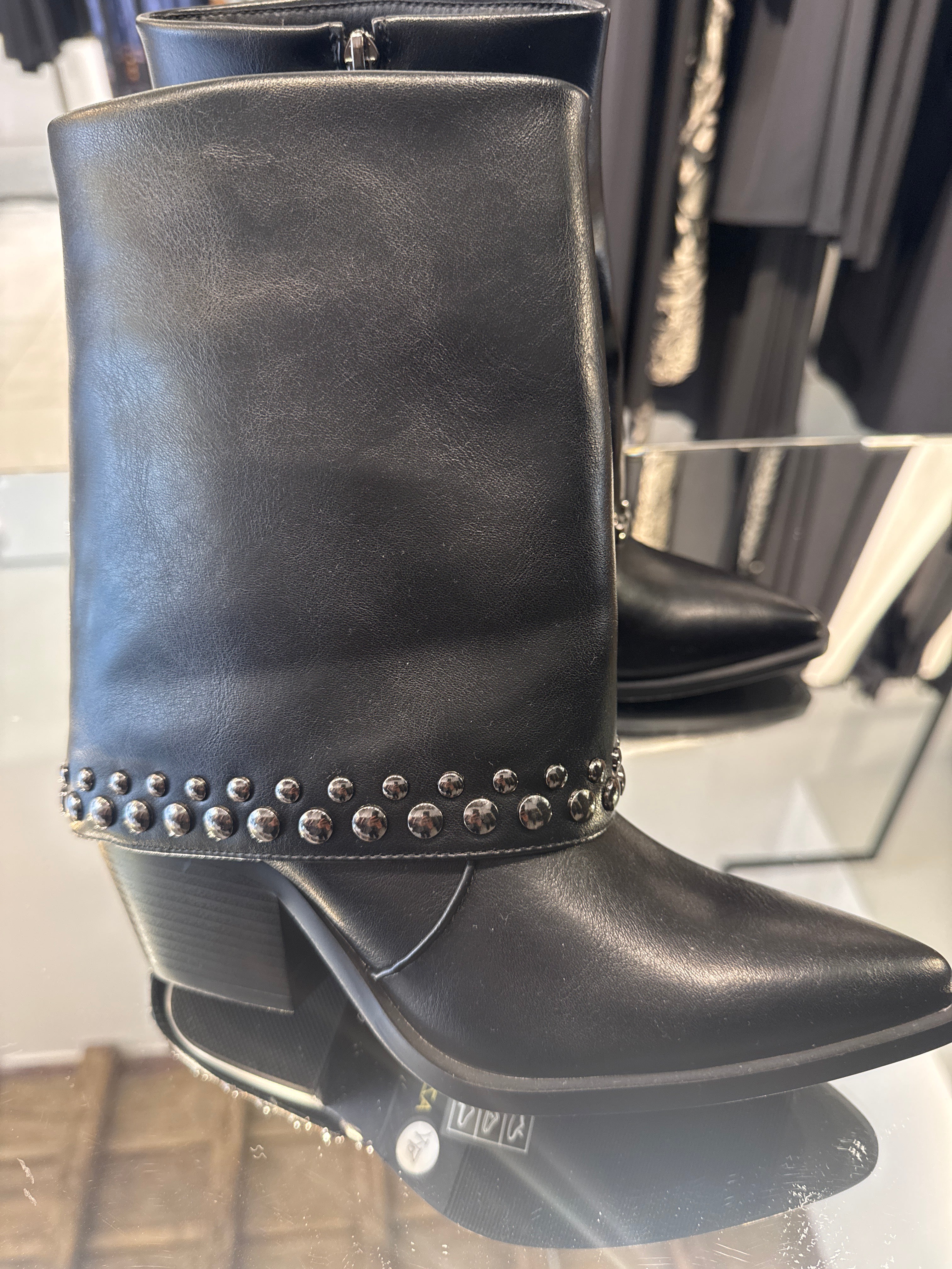 Stivaletto AZAREY in pelle con borchie tacco texano