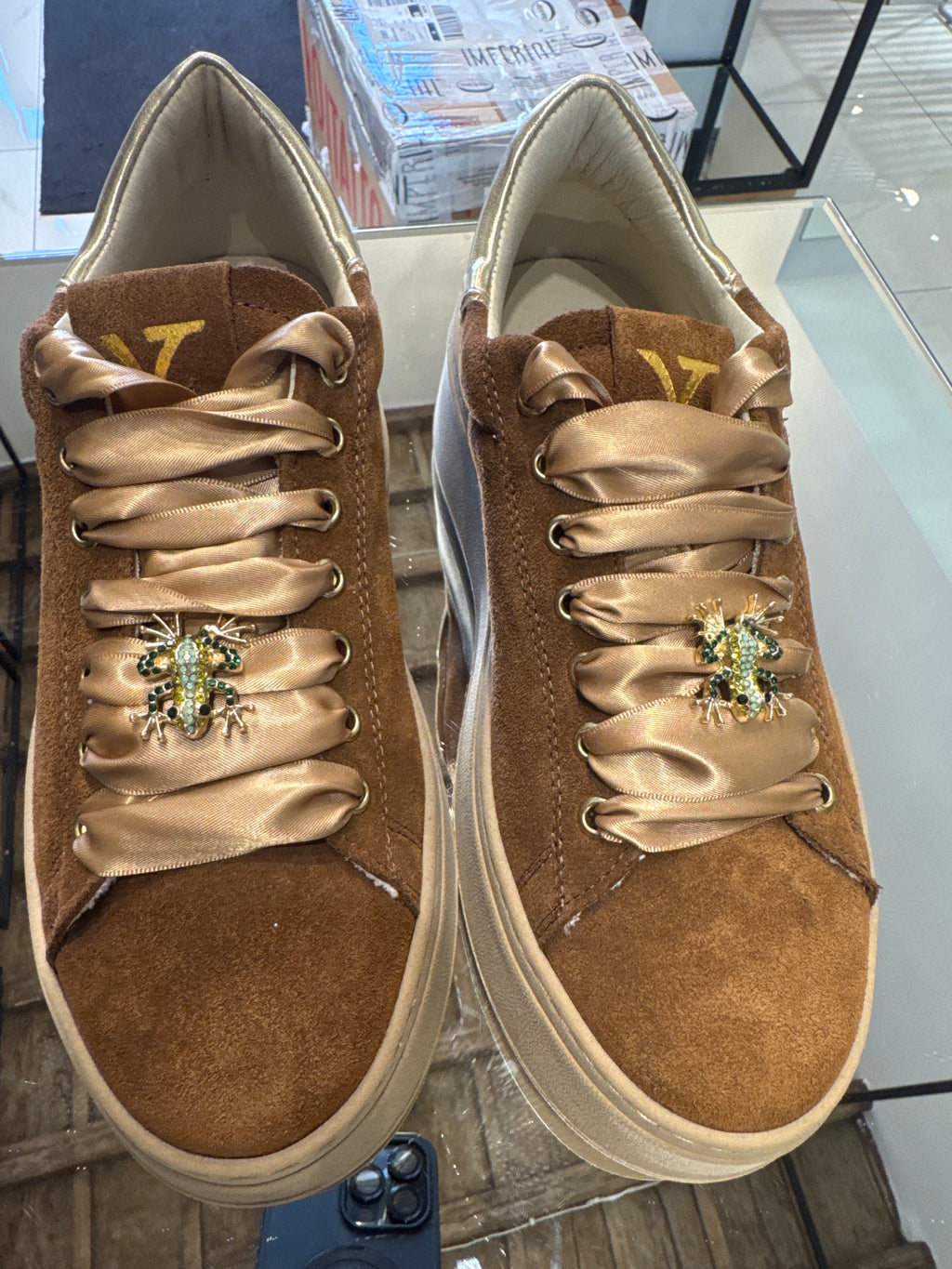 Sneakers￼in pelle scamosciata con Charme rana