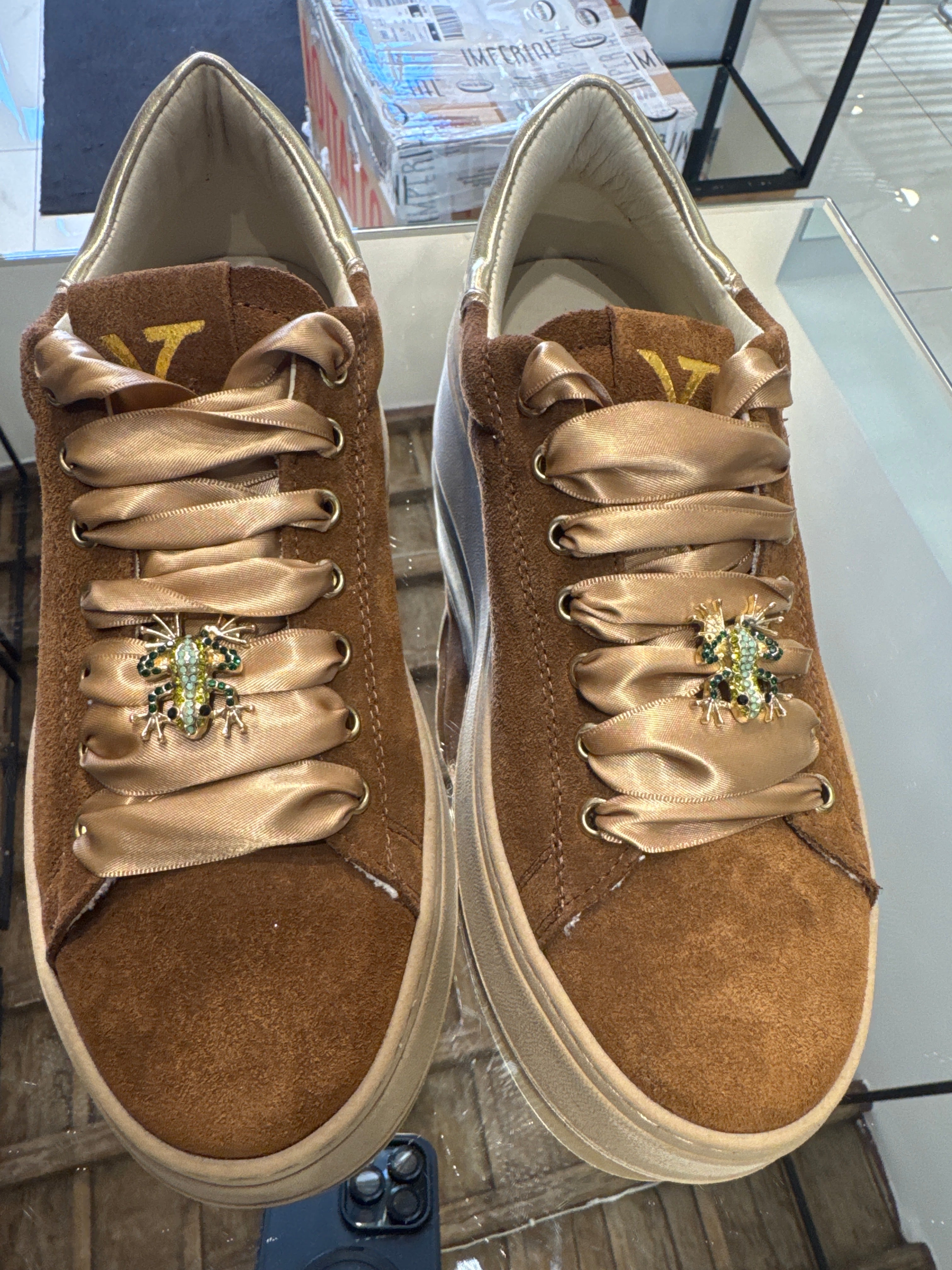 Sneakers in pelle scamosciata, color rosa , con charme cuore ￼