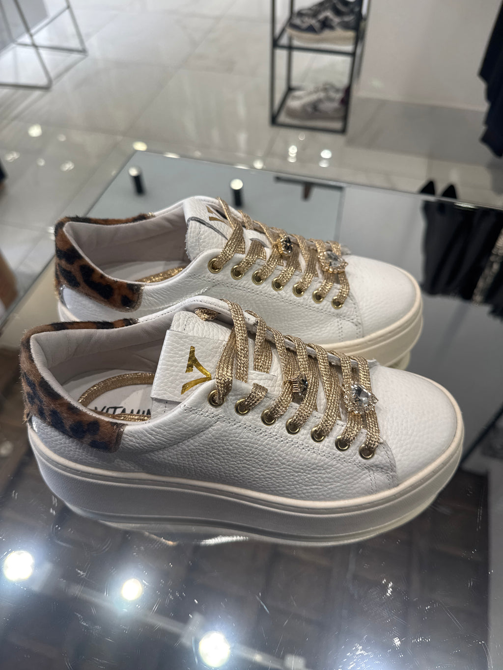 Sneakers in pelle bianca con inserto in cavallino