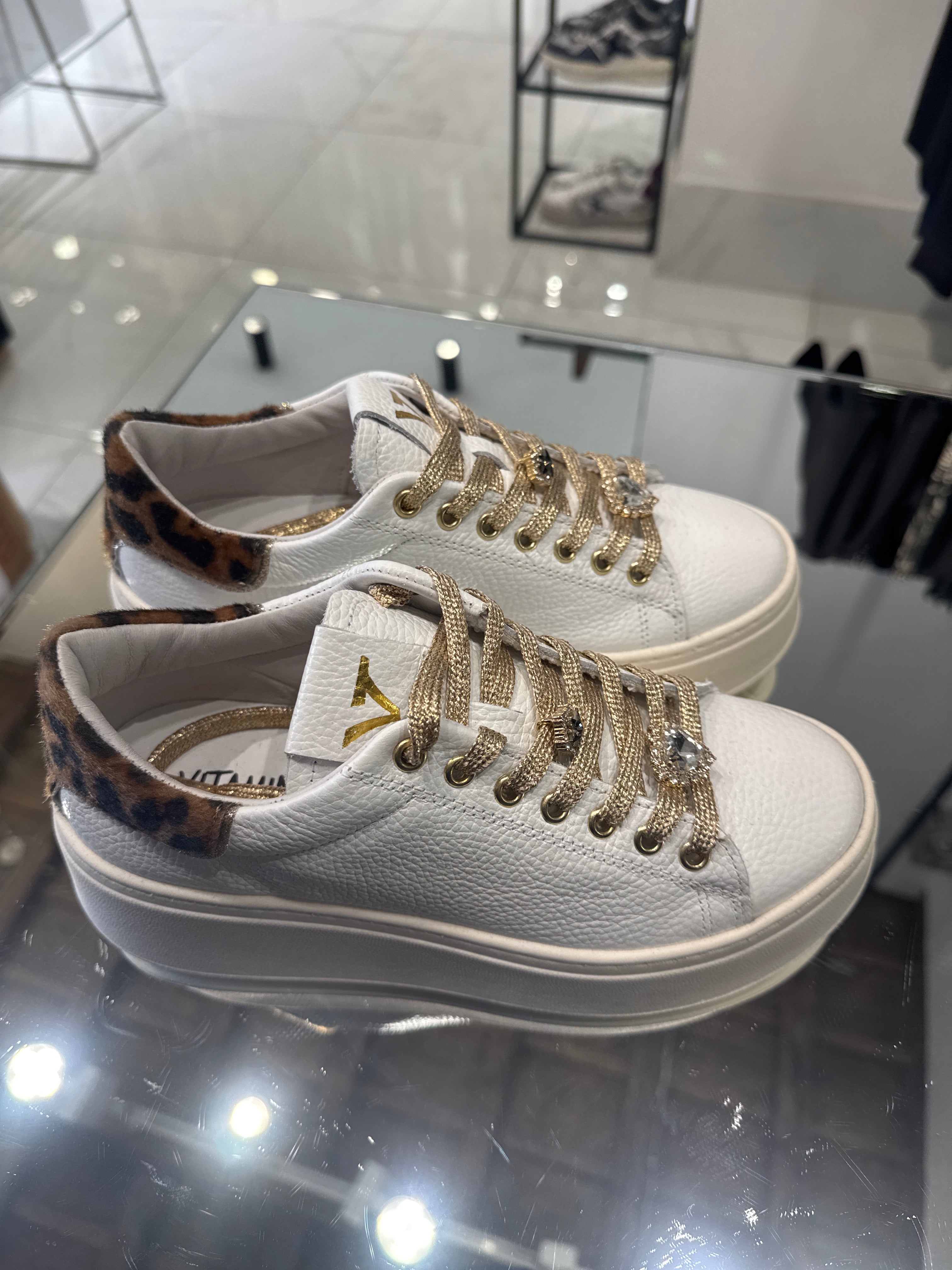 Sneakers in pelle bianca con inserto in cavallino