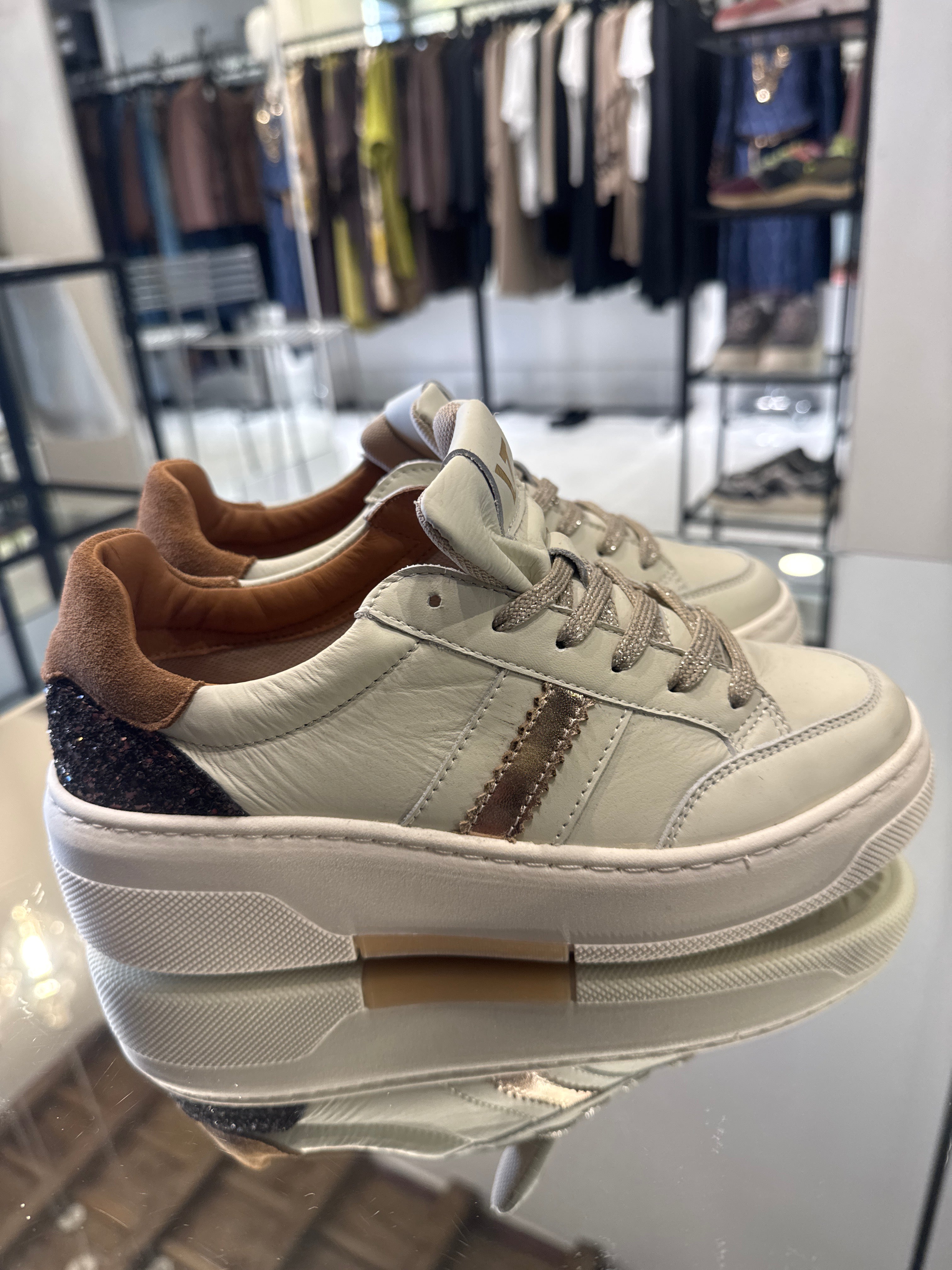Sneakers in pelle con inserto in camoscio e glitter