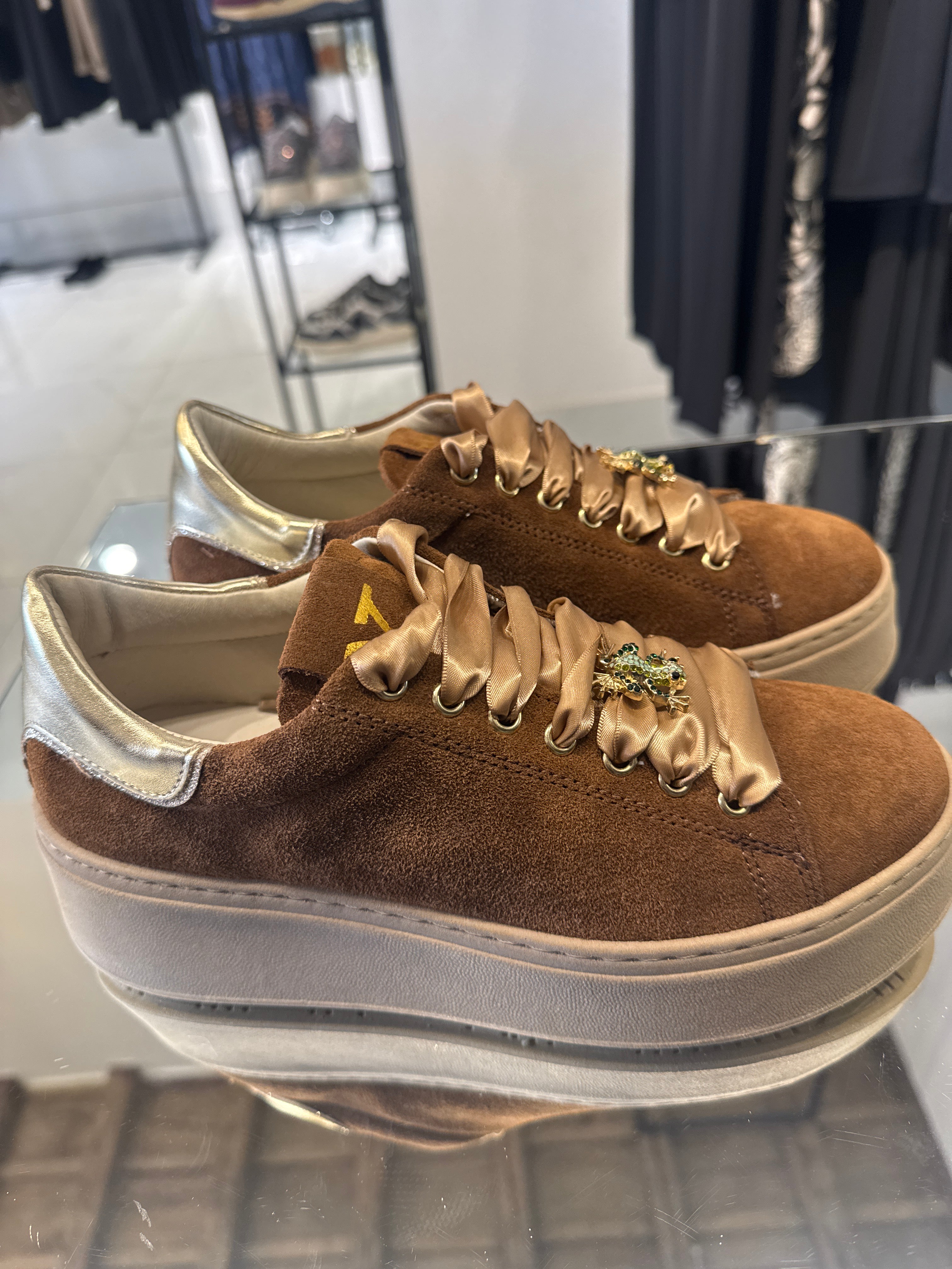 Sneakers￼in pelle scamosciata con Charme rana