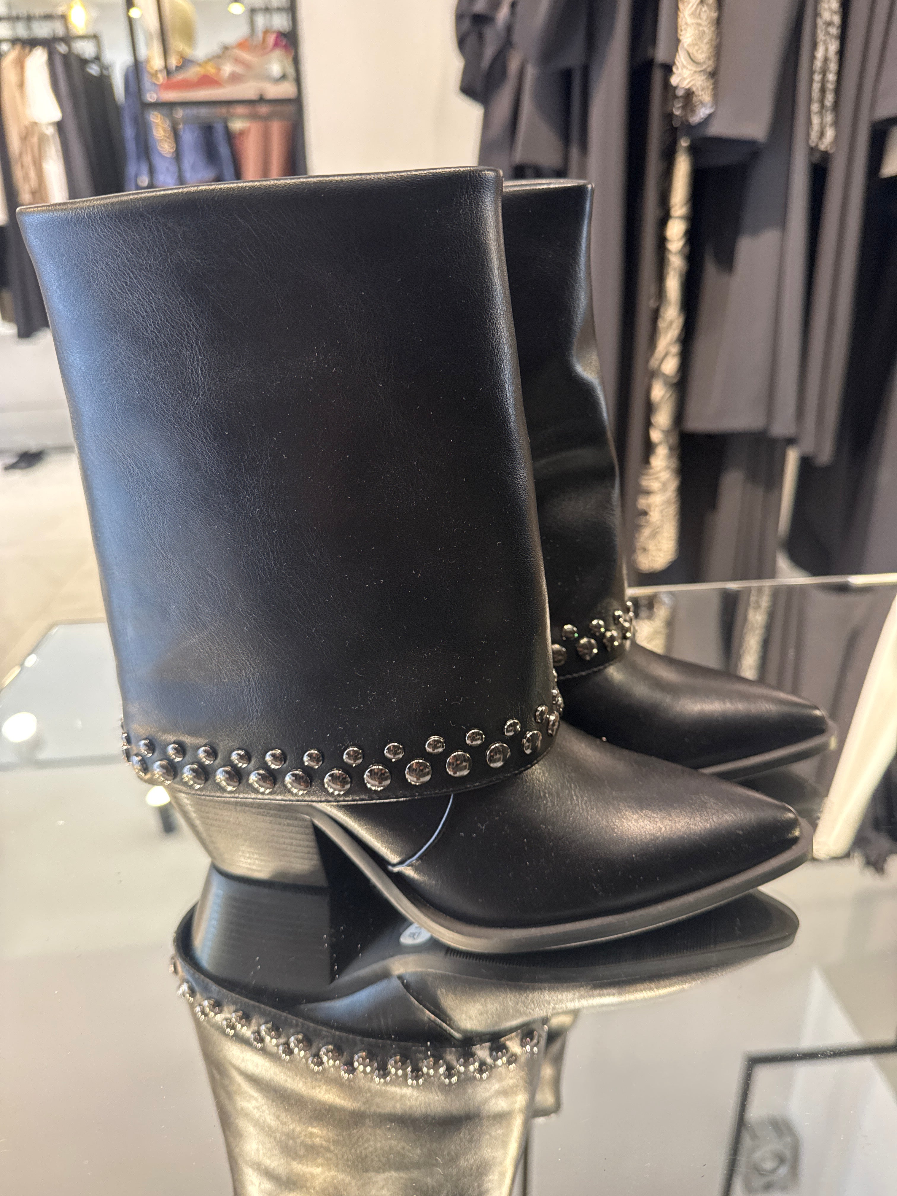 Stivaletto AZAREY in pelle con borchie tacco texano